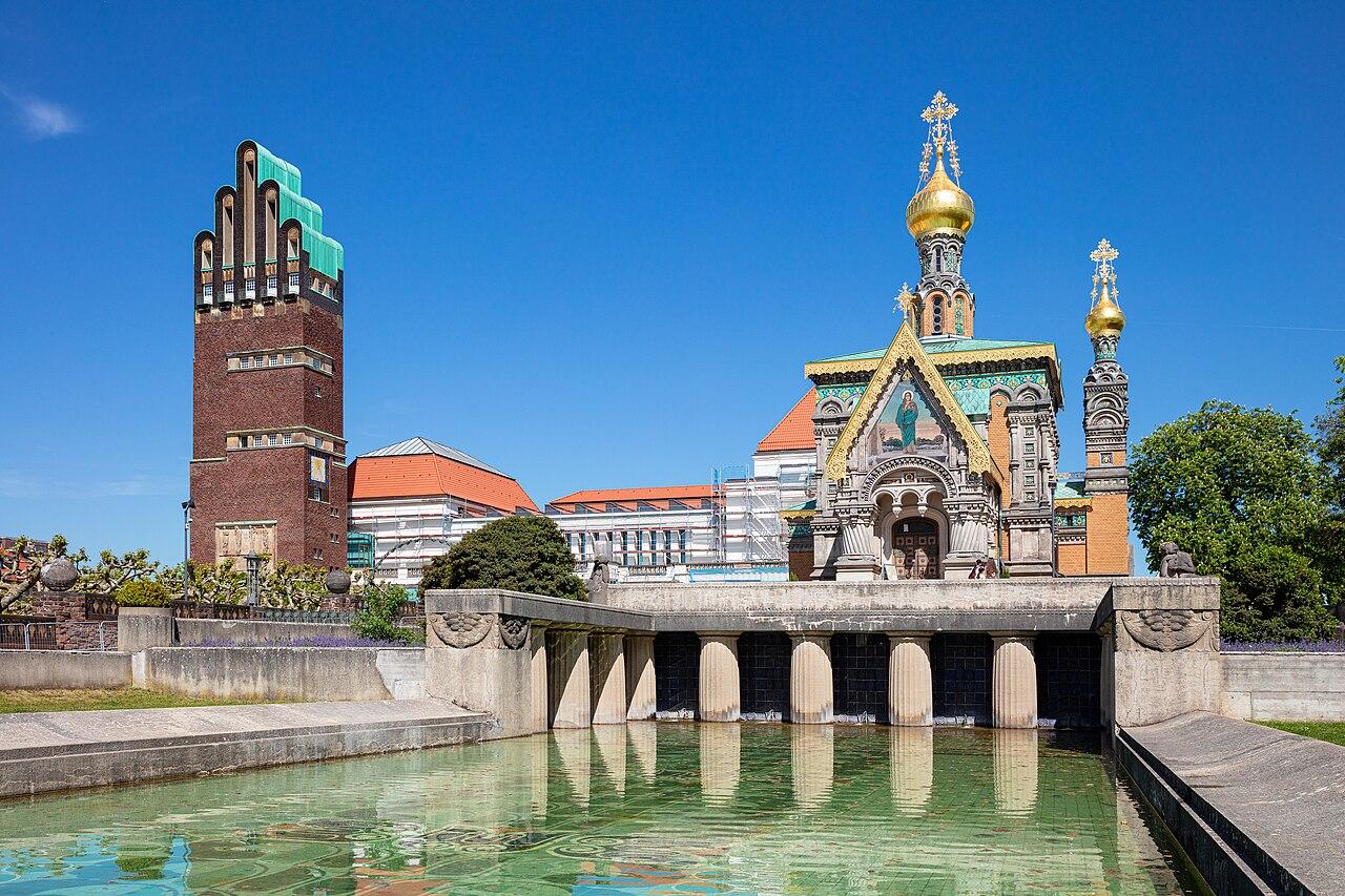 Mathildenhöhe in Darmstadt mit Hochzeitsturm und Russischer Kapelle, gespiegelt im Lilienbecken